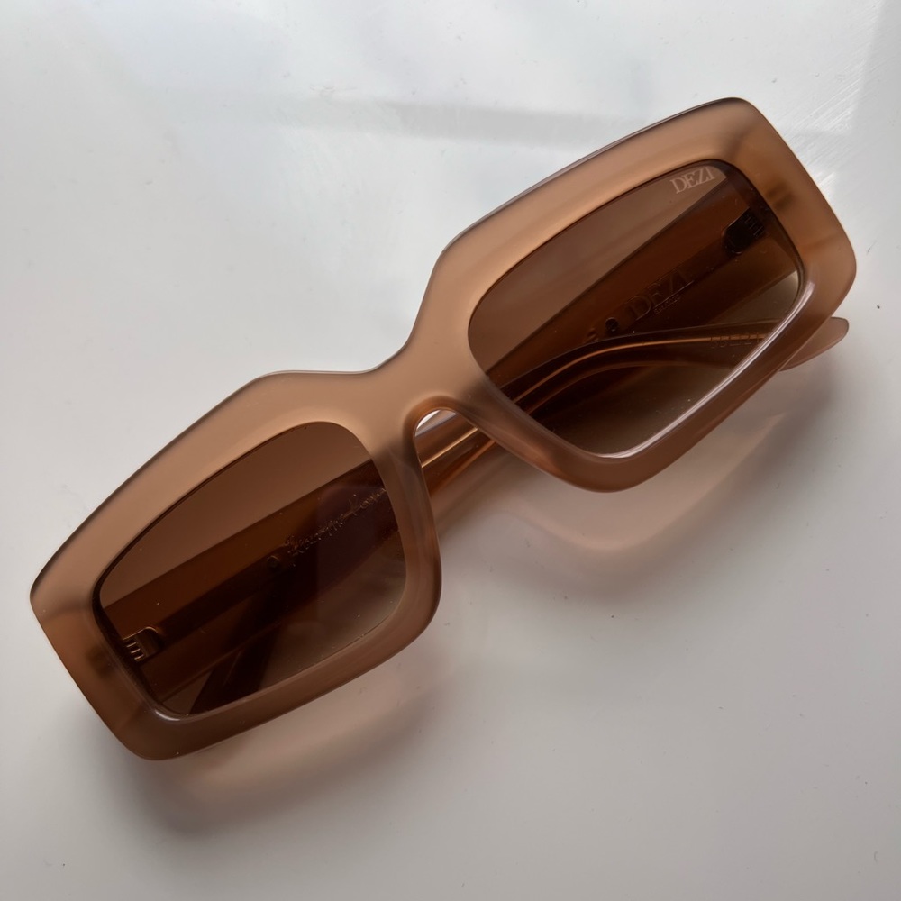 Dezi Read the Room Sunglasses